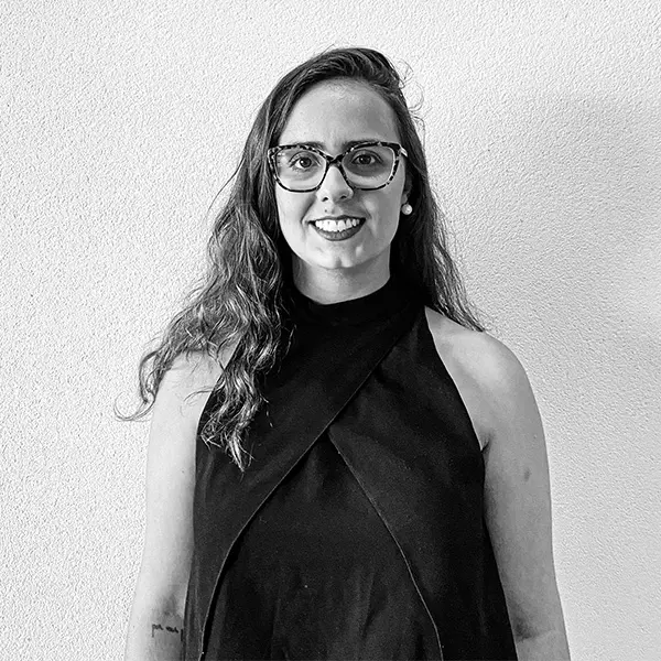 Foto em preto e branco da arquiteta sócia da Noss Marina Menossi